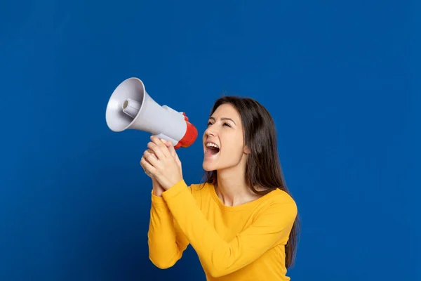 Attraktiv Brunettjente Studio Med Blå Bakgrunn – stockfoto