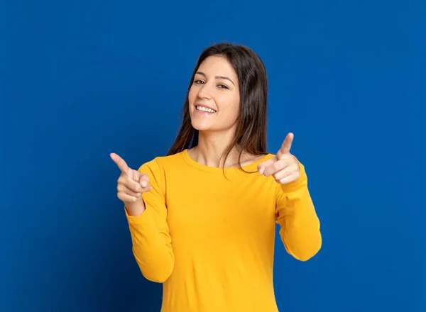 Menina Morena Atraente Estúdio Fundo Azul — Fotografia de Stock