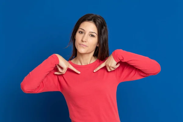 Aantrekkelijk Brunette Meisje Draagt Een Rood Shirt Een Blauwe Achtergrond — Stockfoto