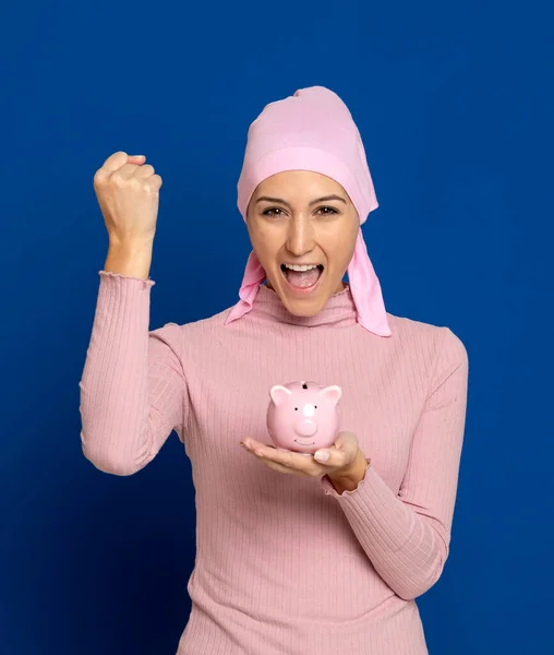 Jeune Femme Avec Écharpe Rose Sur Tête Sur Fond Bleu — Photo