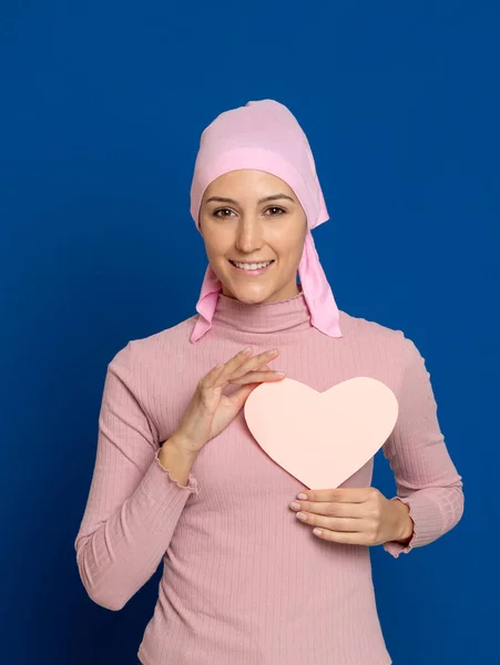 Giovane Donna Con Sciarpa Rosa Sulla Testa Sfondo Blu — Foto Stock