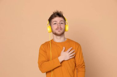 Sarı arka planda çekici bir genç.