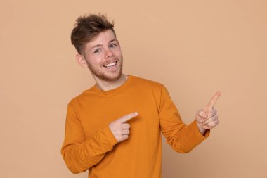 Sarı arka planda çekici bir genç.