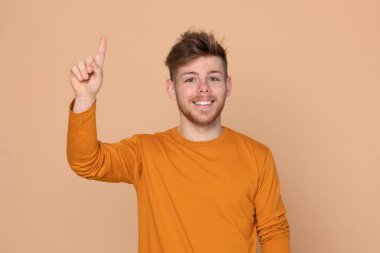 Sarı arka planda çekici bir genç.