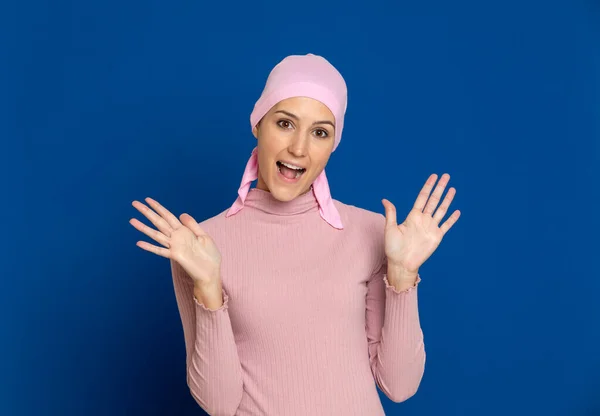Jonge Vrouw Met Roze Sjaal Het Hoofd Een Blauwe Achtergrond — Stockfoto