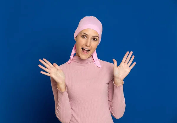 Jeune Femme Avec Écharpe Rose Sur Tête Sur Fond Bleu — Photo