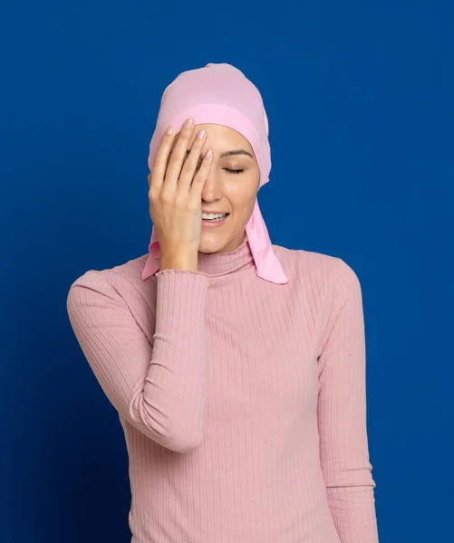 Giovane Donna Con Sciarpa Rosa Sulla Testa Sfondo Blu — Foto Stock