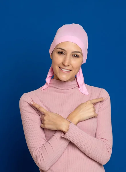 Giovane Donna Con Sciarpa Rosa Sulla Testa Sfondo Blu — Foto Stock