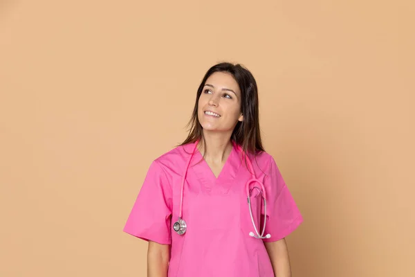 Ung Läkare Bär Rosa Uniform Gul Bakgrund — Stockfoto