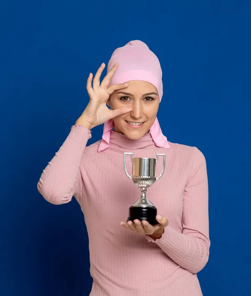 Giovane Donna Con Sciarpa Rosa Sulla Testa Sfondo Blu — Foto Stock