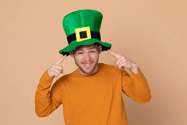 배경에 초록색 모자를 매력적 — 스톡 사진