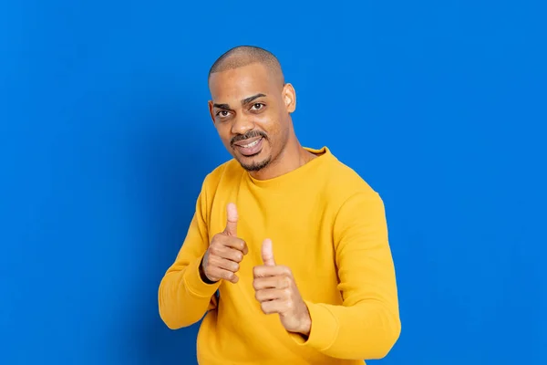 African Guy Yellow Jersey Blue Background — Stock Photo, Image