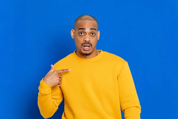 Chico Africano Con Una Camiseta Amarilla Sobre Fondo Azul —  Fotos de Stock