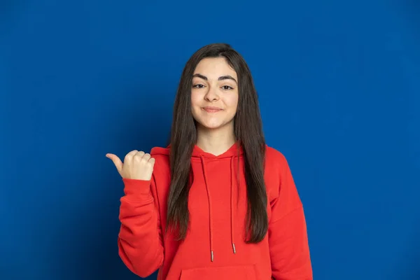 Bruna Giovane Ragazza Con Una Maglia Rossa Uno Sfondo Blu — Foto Stock