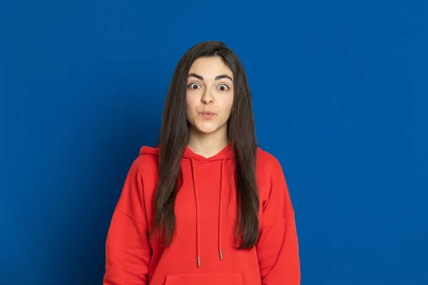 Menina Morena Com Uma Camisa Vermelha Fundo Azul — Fotografia de Stock