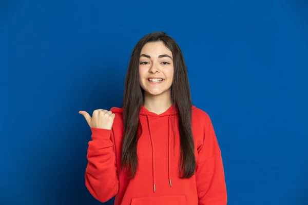 Menina Morena Com Uma Camisa Vermelha Fundo Azul — Fotografia de Stock