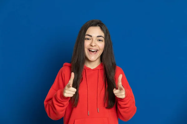 Menina Morena Com Uma Camisa Vermelha Fundo Azul — Fotografia de Stock