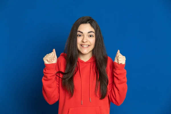 Menina Morena Com Uma Camisa Vermelha Fundo Azul — Fotografia de Stock