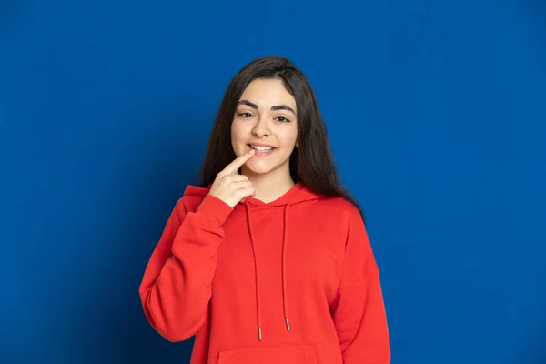 Menina Morena Com Uma Camisa Vermelha Fundo Azul — Fotografia de Stock