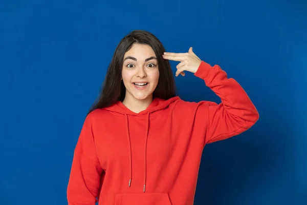 Menina Morena Com Uma Camisa Vermelha Fundo Azul — Fotografia de Stock