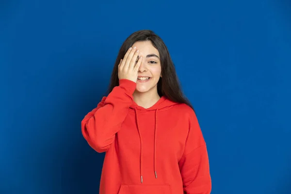 Brunette Jong Meisje Met Een Rode Trui Een Blauwe Achtergrond — Stockfoto