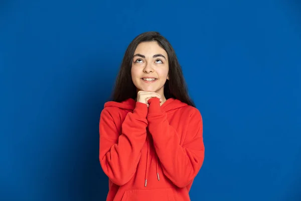 Menina Morena Com Uma Camisa Vermelha Fundo Azul — Fotografia de Stock