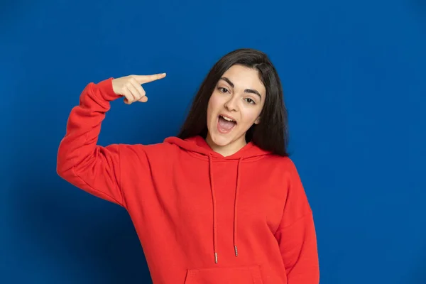 Menina Morena Com Uma Camisa Vermelha Fundo Azul — Fotografia de Stock