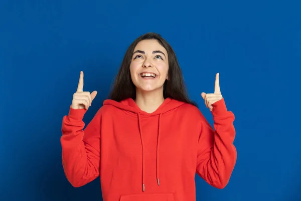 Brunette Jong Meisje Met Een Rode Trui Een Blauwe Achtergrond — Stockfoto