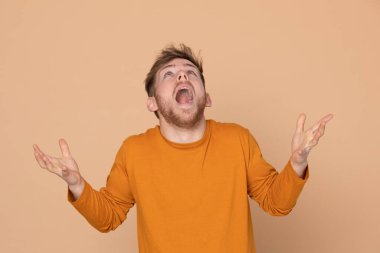 Sarı arka planda çekici bir genç.