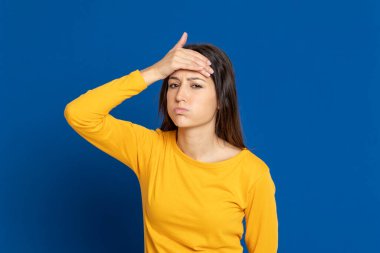 Stüdyoda mavi arka planda çekici esmer kız.