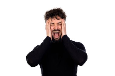 Siyahlı genç adam beyaz arka planda izole edilmiş.