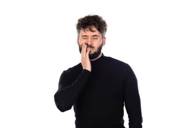 Siyahlı genç adam beyaz arka planda izole edilmiş.