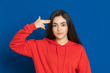 Mavi arka planda kırmızı formalı esmer genç kız.