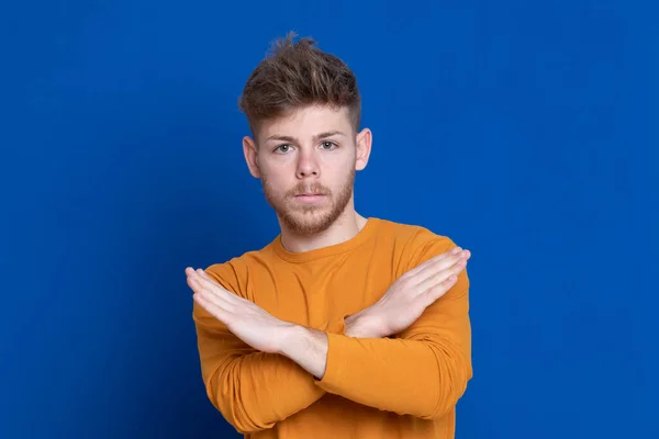 Atractivo Joven Con Una Camiseta Amarilla Sobre Fondo Azul — Foto de Stock