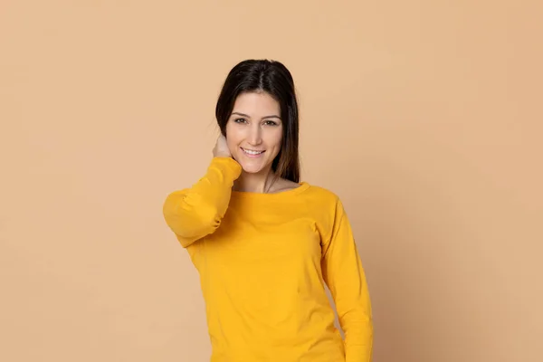 Sarı Arka Planda Tişört Giyen Çekici Bir Genç Kız — Stok fotoğraf