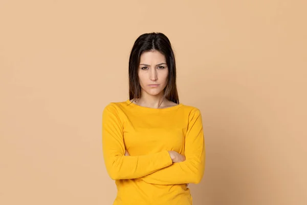 Rapariga Atraente Vestindo Uma Camiseta Fundo Amarelo — Fotografia de Stock