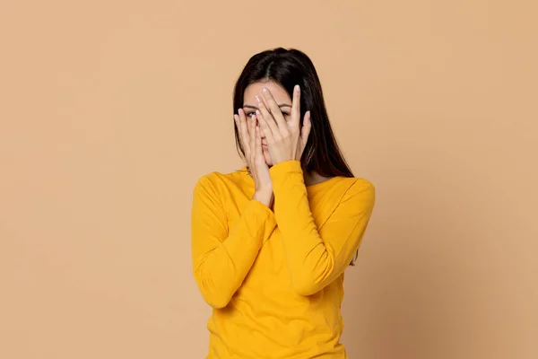 Aantrekkelijk Jong Meisje Met Een Shirt Een Gele Achtergrond — Stockfoto