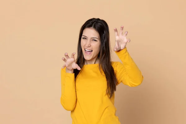 Aantrekkelijk Jong Meisje Met Een Shirt Een Gele Achtergrond — Stockfoto
