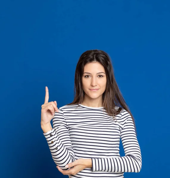 Morena Jovem Mulher Vestindo Uma Camiseta Listrada Fundo Azul — Fotografia de Stock