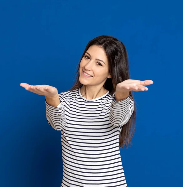 Brunette Jonge Vrouw Draagt Een Gestreept Shirt Een Blauwe Achtergrond — Stockfoto