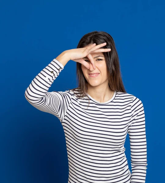 Mujer Joven Morena Con Una Camiseta Rayas Sobre Fondo Azul —  Fotos de Stock