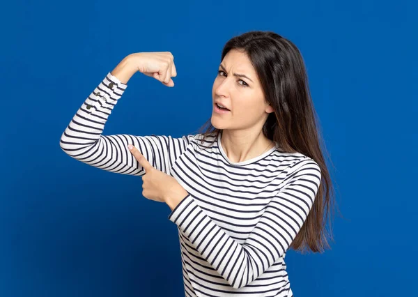 Brunette Jonge Vrouw Draagt Een Gestreept Shirt Een Blauwe Achtergrond — Stockfoto