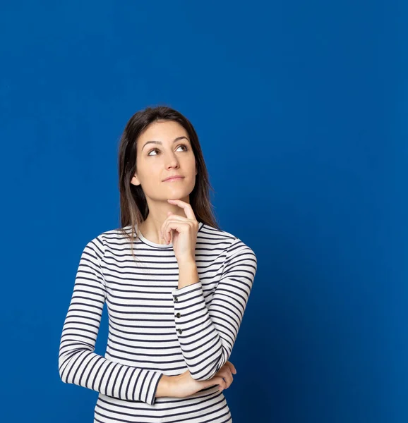 Morena Jovem Mulher Vestindo Uma Camiseta Listrada Fundo Azul — Fotografia de Stock