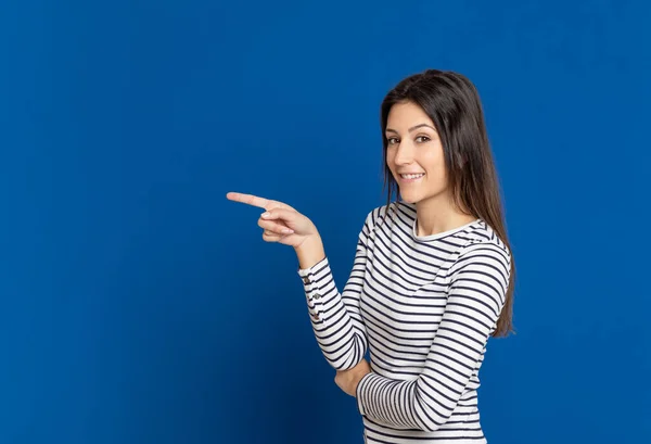 Morena Jovem Mulher Vestindo Uma Camiseta Listrada Fundo Azul — Fotografia de Stock