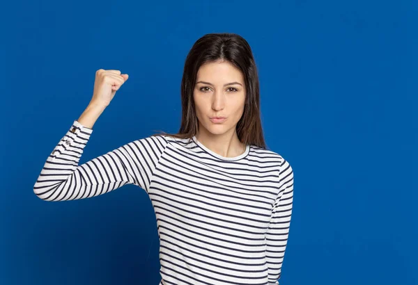 Brunette Jonge Vrouw Draagt Een Gestreept Shirt Een Blauwe Achtergrond — Stockfoto