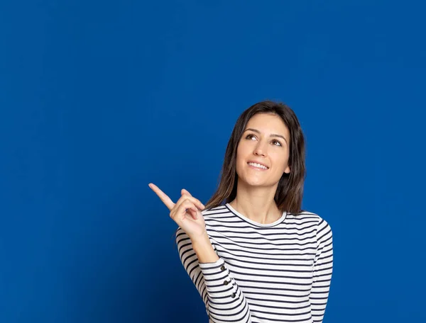 Brünette Junge Frau Mit Gestreiftem Shirt Auf Blauem Hintergrund — Stockfoto