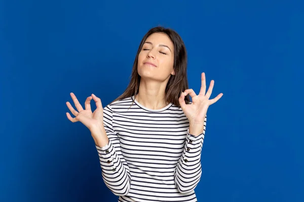 Aantrekkelijk Jong Meisje Draagt Een Gestreept Shirt Een Blauwe Achtergrond — Stockfoto