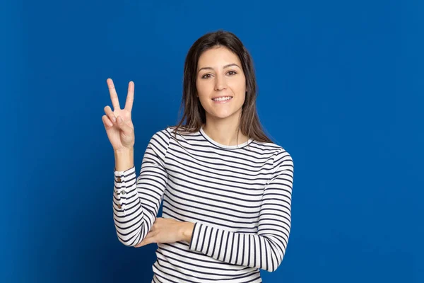 Atractiva Joven Con Una Camiseta Rayas Sobre Fondo Azul —  Fotos de Stock