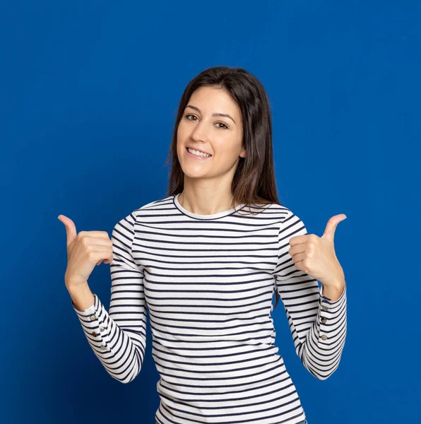 Mujer Joven Morena Con Una Camiseta Rayas Sobre Fondo Azul —  Fotos de Stock