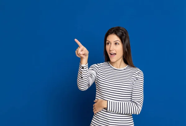 Morena Jovem Mulher Vestindo Uma Camiseta Listrada Fundo Azul — Fotografia de Stock